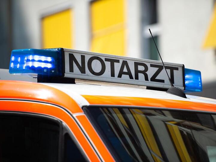 Der Schriftzug "Notarzt" steht auf einem Fahrzeug. Foto: Lisa Ducret/dpa/Archivbild