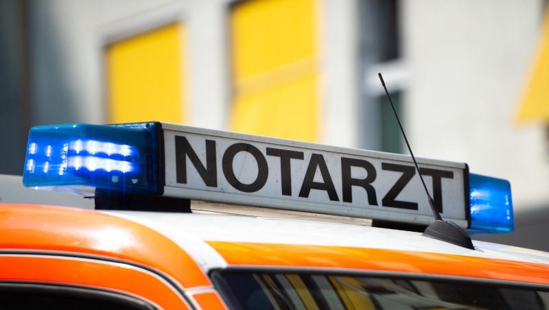 Der Schriftzug "Notarzt" steht auf einem Fahrzeug. Foto: Lisa Ducret/dpa/Archivbild Der Schriftzug "Notarzt" steht auf einem Fahrzeug. Foto: Lisa Ducret/dpa/Archivbild