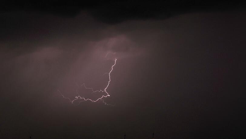 Nach vielen sonnigen und warmen Tagen ziehen Gewitter und Regen über den Freistaat. (Symbolbild)