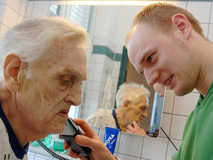 Gibt&rsquo;s das bald nicht mehr? Ein Zivildienstleistender kümmert sich in einem Seniorenheim um einen Bewohner