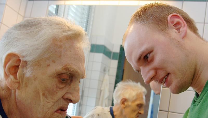 Gibt’s das bald nicht mehr? Ein Zivildienstleistender kümmert sich in einem Seniorenheim um einen Bewohner Gibt’s das bald nicht mehr? Ein Zivildienstleistender kümmert sich in einem Seniorenheim um einen Bewohner