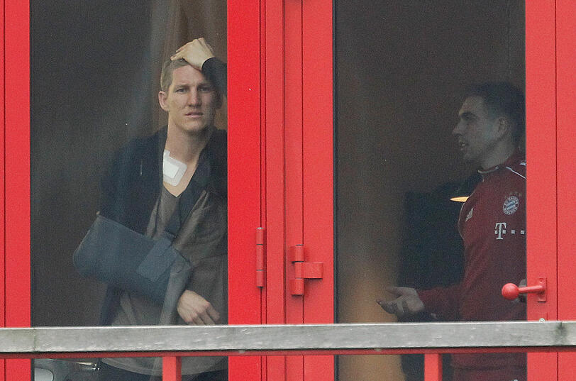 Der verletzte Bastian Schweinsteiger beobachtet aus einem Raum im Gebäude das Training.