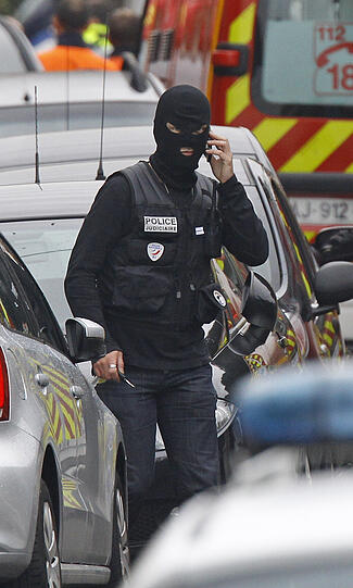 Der mutmaßliche Serienmörder von Toulouse ist nach Angaben von Präsident Nicolas Sarkozy identifiziert. Der schwer bewaffnete Verdächtige hat sich in einem Mehrfamilienhaus verschanzt, dessen Bewohner gegen Mittag evakuiert wurden.