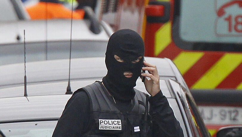 Der mutmaßliche Serienmörder von Toulouse ist nach Angaben von Präsident Nicolas Sarkozy identifiziert. Der schwer bewaffnete Verdächtige hat sich in einem Mehrfamilienhaus verschanzt, dessen Bewohner gegen Mittag evakuiert wurden. Der mutmaßliche Serienmörder von Toulouse ist nach Angaben von Präsident Nicolas Sarkozy identifiziert. Der schwer bewaffnete Verdächtige hat sich in einem Mehrfamilienhaus verschanzt, dessen Bewohner gegen Mittag evakuiert wurden.
