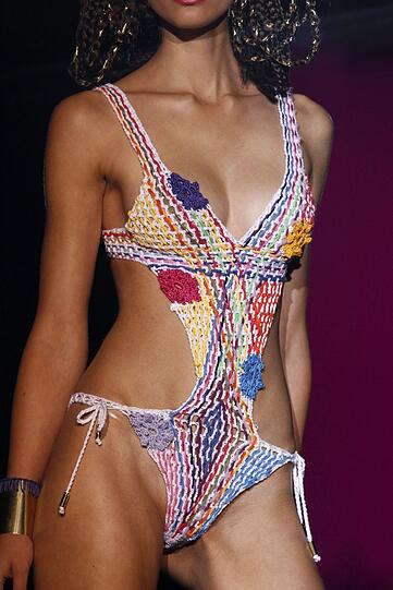 Bei der Fashion Week in Madrid lassen Models für Mercedes-Benz tief blicken. In der Welt der "Stars und Sternchen" gibt es genügend Beispiele für extrem offenherzige Mode - klicken Sie sich in der Bilderstrecke durch die größten Kleiderpannen und Hingucker der Promis.