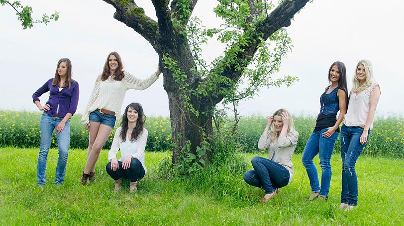 Hier die ersten Bilder von den sexy Mädels vom Lande. Die bayerische Version ist meist etwas weniger offenherzig als die Version aus Österreich. Sehen Sie weiter hinten die Girls des letzten Jahres.