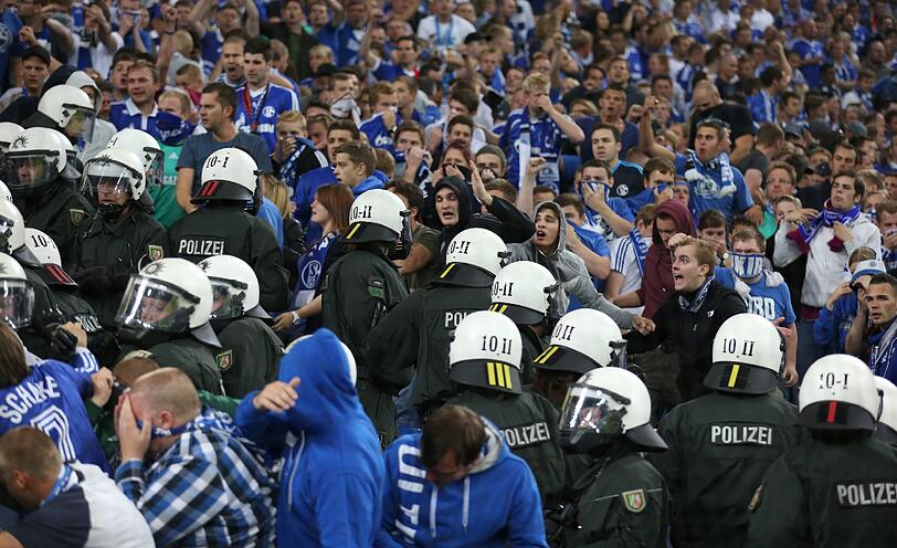 Polizei stürmt den Fanblock: Die Bilder vom Schalke-Spiel gegen Saloniki