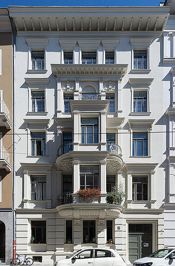Thierschstraße 32: Das Mietshaus im Stil der Neurenaissance mit der reich gegliederten Erkerfassade wurde um 1879/80 von Hans Oswald und Philip Adam erbaut.