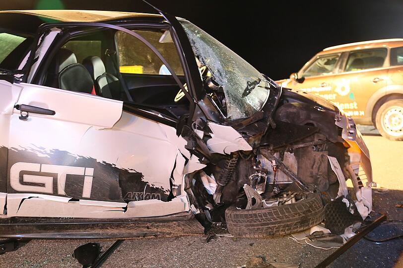 Bei diesem Unfall auf der MÜ25 von Aschau am Inn in Richtung Ampfing hatte eine 16-jährige Fahranfängerin großes Glück - sie wurde nur leicht verletzt.