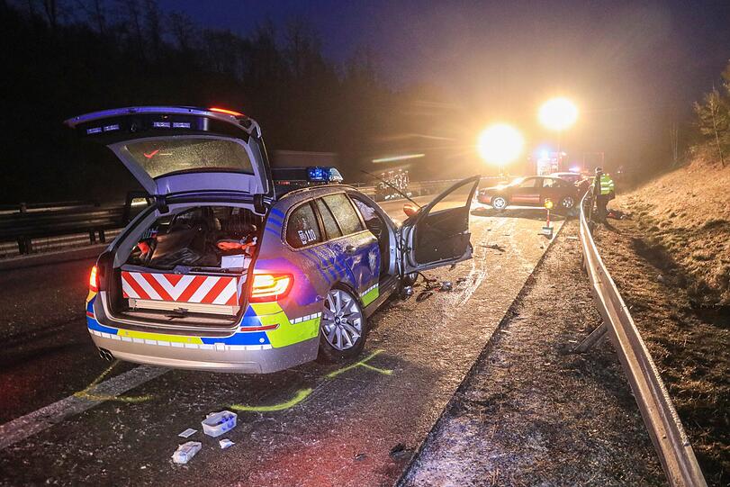 Tragischer Unfall auf der A73: Nach einem leichten Unfall mit Blechschaden wird ein Lkw-Fahrer von einem Auto erfasst und tödlich verletzt.