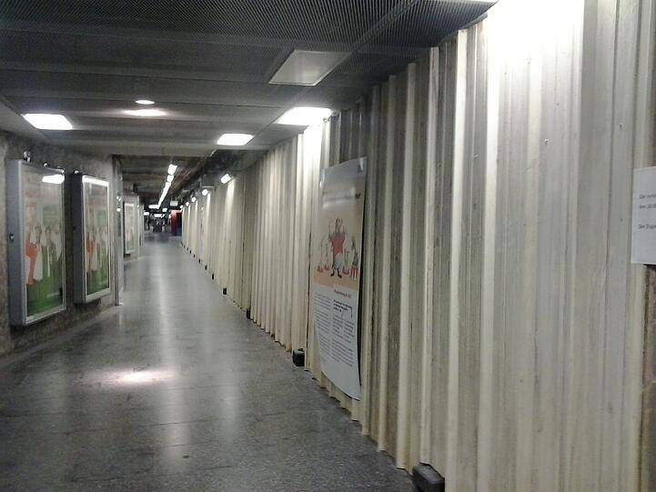 Eine gewaltige Trennwand schirmt die Baustelle von den Passanten ab.