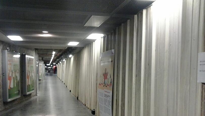 Eine gewaltige Trennwand schirmt die Baustelle von den Passanten ab. Eine gewaltige Trennwand schirmt die Baustelle von den Passanten ab.