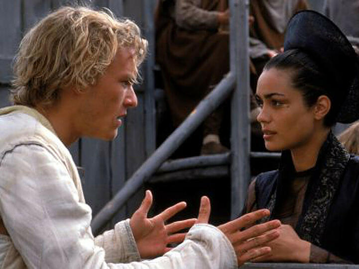 Um ihren Ritter für den ultimativen Kampf zu stärken, schenkt Lady Jocelyn (Shannyn Sossamon, rr.) William (Heath Ledger, li.) einen Schal