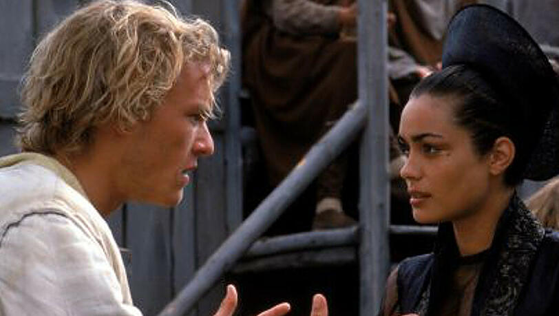 Um ihren Ritter für den ultimativen Kampf zu stärken, schenkt Lady Jocelyn (Shannyn Sossamon, rr.) William (Heath Ledger, li.) einen Schal Um ihren Ritter für den ultimativen Kampf zu stärken, schenkt Lady Jocelyn (Shannyn Sossamon, rr.) William (Heath Ledger, li.) einen Schal