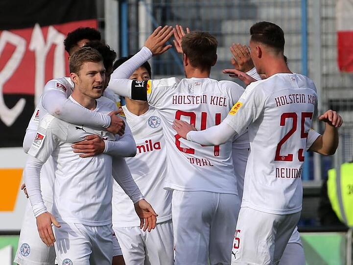 Holstein Kiel feierte nach einem furiosen Spiel einen Sieg in Wiesbaden.