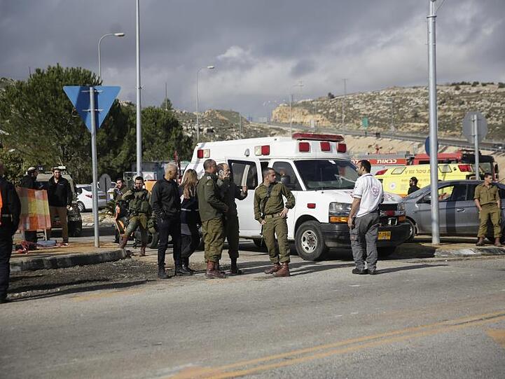 Israelische Soldaten bei der Siedlung Giv'at Asaf in der Nähe des Anschlagsortes.