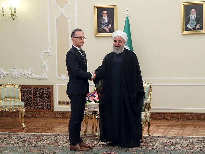 Irans Präsident Hassan Ruhani begrüßt Deutschlands Außenminister Heiko Maas in Teheran.