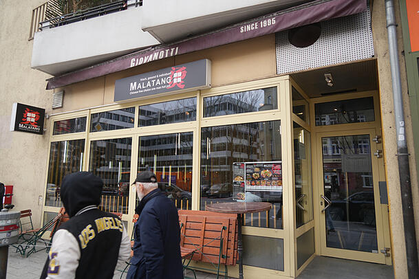 Von außen sieht das Lokal an der Poccistraße eher unscheinbar aus. Von außen sieht das Lokal an der Poccistraße eher unscheinbar aus.