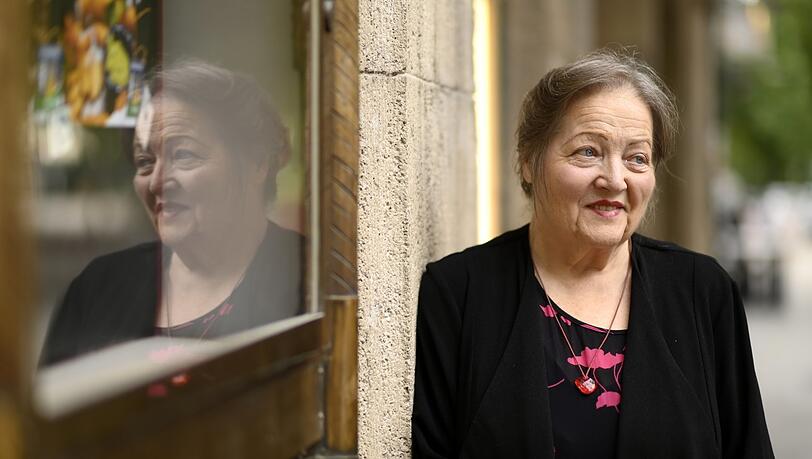 Ihren Talisman trägt sie stets um den Hals: Schauspielerin Marianne Sägebrecht, Stargast bei der Filmpremiere im Kino am Sendlinger Tor.