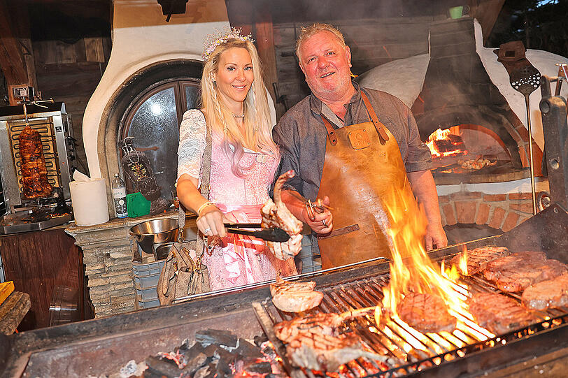 Machte am Grill eine gute Figur: Sonnenbergstuben-Wirt Fridel Schipflinger mit Simone Reiländer.