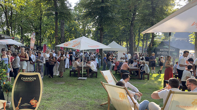 Die Besucherinnen und Besucher des diesjährigen Afterwork-Renntags können sich auf kulinarische Leckereien, erfrischende Getränken und ein Gewinnspiel freuen.