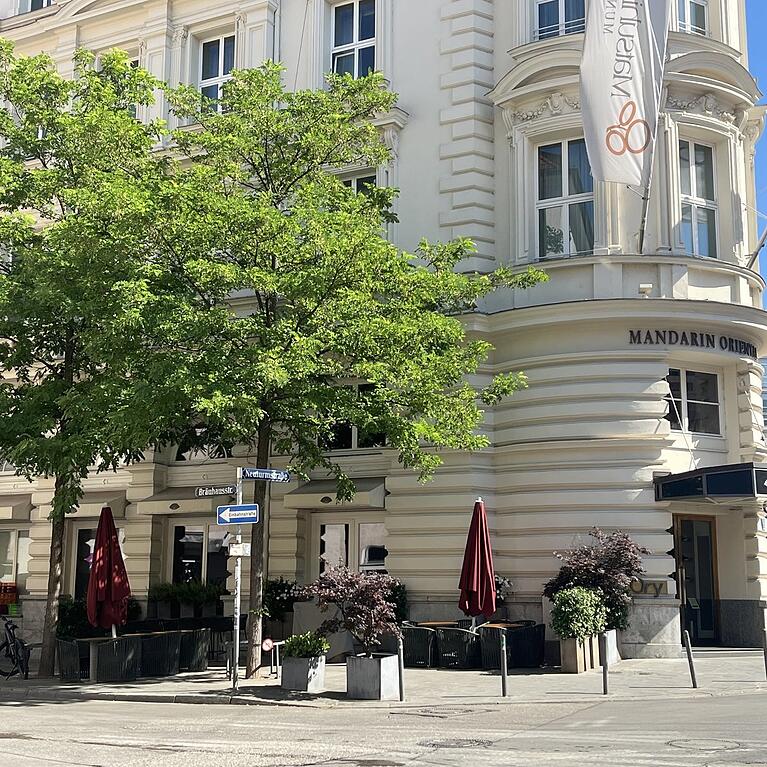 Der Eingang das Fünf-Sterne-Hotel an der Neuturmstraße.
