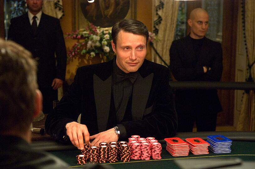 Le Chiffre (Mads Mikkelsen) gehört zu den großartigsten Schurken, mit denen es Bond je zu tun hatte. Le Chiffre (Mads Mikkelsen) gehört zu den großartigsten Schurken, mit denen es Bond je zu tun hatte.