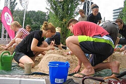 Sand und Strandbar gehören zur Urlaubskulisse. Jetzt kann der Aufbau an der Corneliusbrücke beginnen.