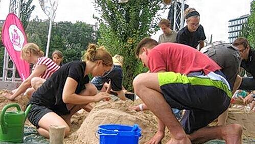 Sand und Strandbar gehören zur Urlaubskulisse. Jetzt kann der Aufbau an der Corneliusbrücke beginnen. Sand und Strandbar gehören zur Urlaubskulisse. Jetzt kann der Aufbau an der Corneliusbrücke beginnen.