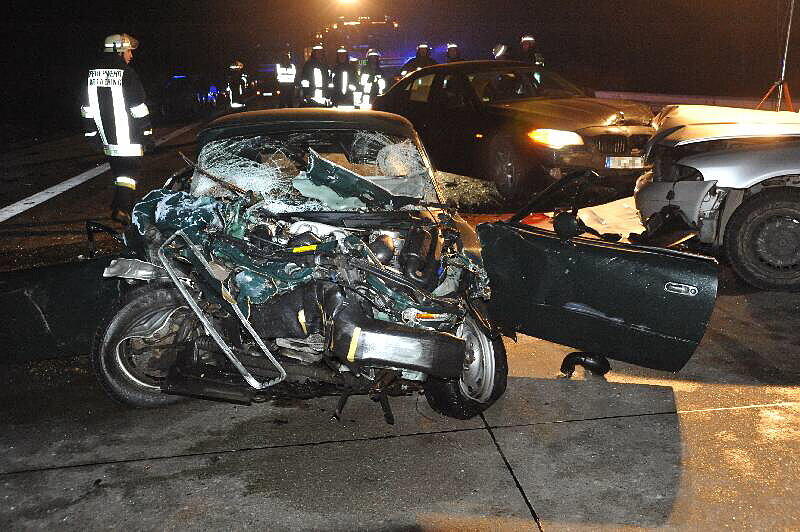 Rettungskräfte im Einsatz nach dem Unfall auf der A 92