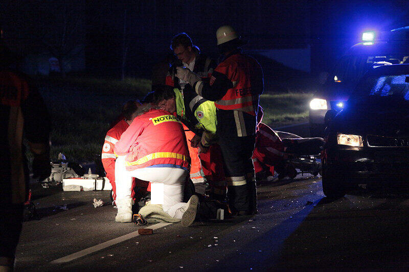 Schwerer Unfall auf der B 15: Zwei Verletzte