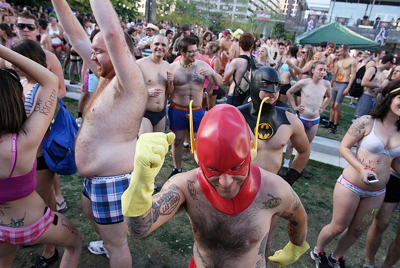 Mehrere tausende Menschen haben sich in Salt Lake City bis auf die Unterwäsche ausgezogen und mit einem Lauf
durch die Stadt gegen die konservativen Gesetze des US-Staates protestiert.