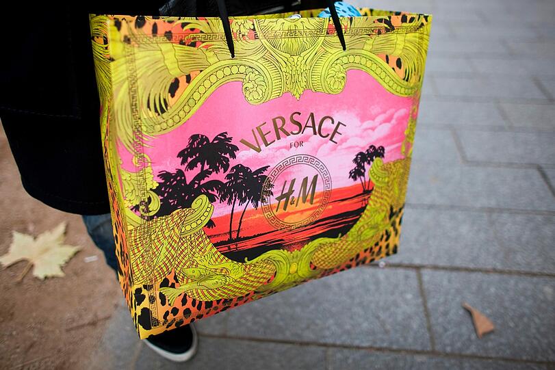 Auch auf der Düsseldorfer Königsallee war der Ansturm auf die neue Versace-Kollektion groß.