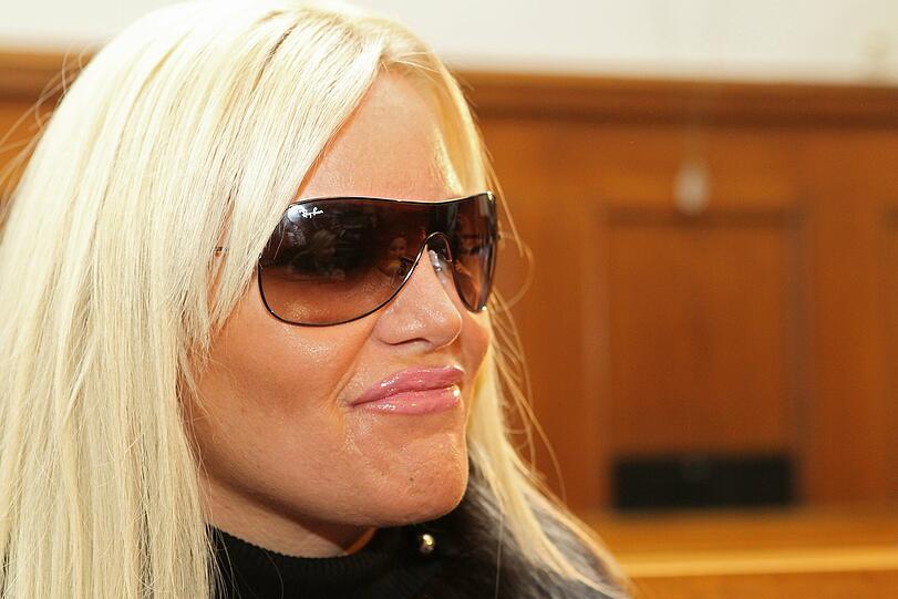 Das ist Tatjana Gsell: Nach dem Tod ihres Mannes drängte die schrille Witwe (40) mit immer neuen Liebhabern &ndash; darunter Ferfried Prinz von Hohenzollern &ndash; ins Rampenlicht. Ihr Markenzeichen: die Freizügigkeit &ndash; sei es als Partygirl, Covermädchen oder als lebende Werbung für Erotik-Messen - Bilder aus ihrem Leben.