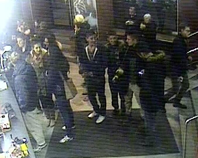 Am 3. Januar gegen 22:30 Uhr wurde ein 19- jähriger Münchner in der McDonalds-Filiale am Karlsplatz von einem afrikanischstämmigen Unbekannten angesprochen und laut Polizeibericht als &bdquo;Fuck-Nazi" bzw. "Scheiß-Nazi" beschimpft. Als der 19-Jährige nach der verbalen Auseinandersetzung sein Essen im oberen Geschoss des Fast Food-Restaurants verzehren wollte, wurde er erneut von dem Unbekannten abgepasst und nach draußen gezerrt. Dort schubsten ihn der Täter sowie zwei weitere junge Männer brutal gegen die Scheibe und traten anschließend wild auf den am Boden liegenden Münchner ein.