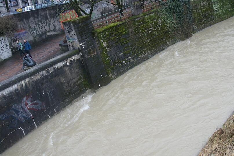 Dauerregen sorgt für Hochwasser an der Isar: In München wurde mit Hochwasserwarnstufe 1 gerechnet. Die Bilder.