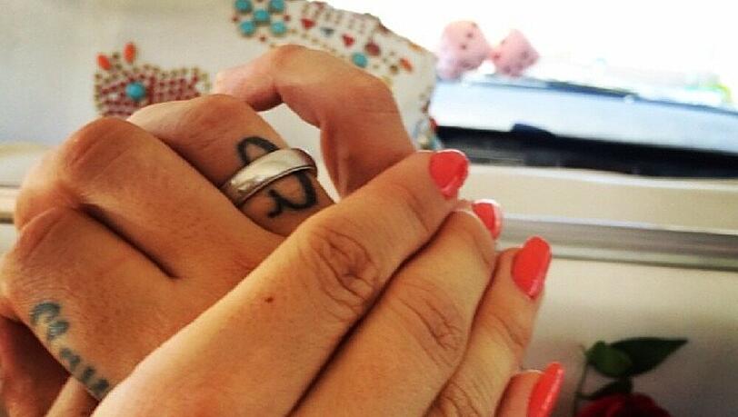 Sie haben es schon wieder getan: Auf Facebook freuen sich Sido und Charlotte Würdig über ihre zweite Hochzeit Sie haben es schon wieder getan: Auf Facebook freuen sich Sido und Charlotte Würdig über ihre zweite Hochzeit