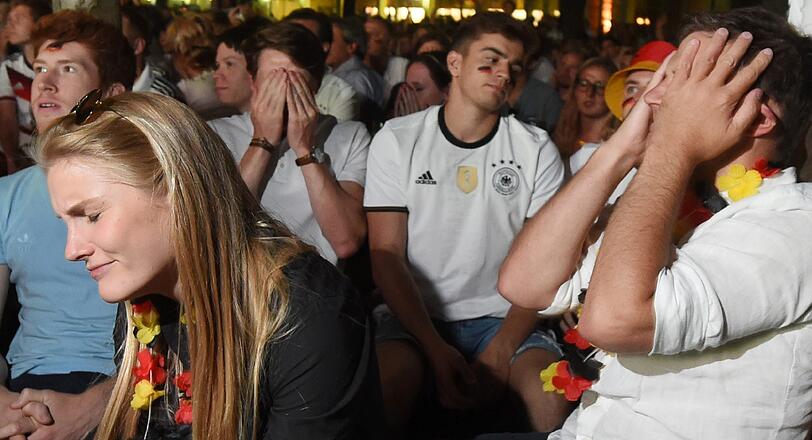 Schock nach dem Frankreich-Elfmeter, der zum 1:0 führte.