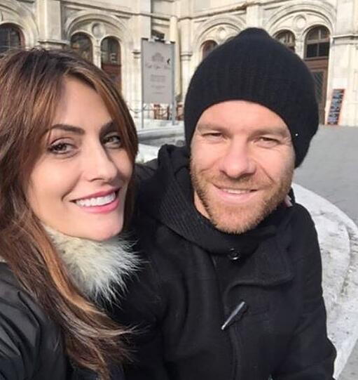 Im Mittelfeld: Xabi Alonso und seine schöne Frau Nagore Aramburu sind defintiv ein optischer Mehrwert für München.
