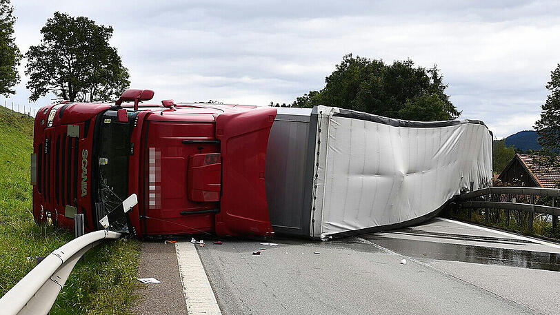 Der Sattelzug blockierte die komplette Fahrbahn.
