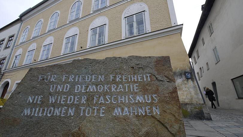 Der spätere Diktator Adolf Hitler verbrachte die ersten Monate seines Lebens in diesem Haus in Braunau am Inn. Der spätere Diktator Adolf Hitler verbrachte die ersten Monate seines Lebens in diesem Haus in Braunau am Inn.