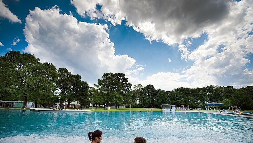 Glücklich, wer tagsüber Zeit fürs Freibad hat: Im Schyrenbad ist es am Montagvormittag schön leer, und dass bei diesem Kaiserwetter... Glücklich, wer tagsüber Zeit fürs Freibad hat: Im Schyrenbad ist es am Montagvormittag schön leer, und dass bei diesem Kaiserwetter...
