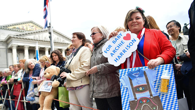 Mehrere Hundert Royal-Fans haben sich am Max-Joseph-Platz eingefunden.
