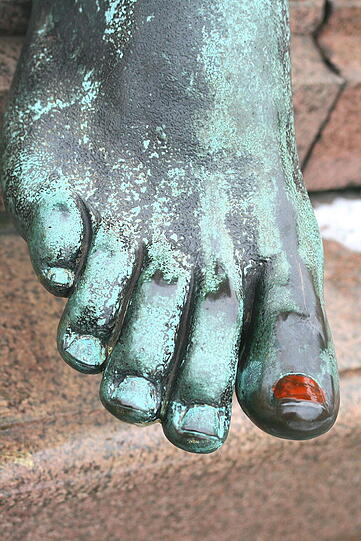 Im November 2010 hatten Unbekannte dem Löwen die Augen angemalt, der Figur daneben die Nägle lackiert. Die Entfernung löste auch die Patina, die bildet sich seitdem neu.