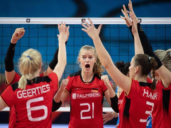 Die deutschen Nationalspielerinnen feiern einen gewonnenen Punkt.