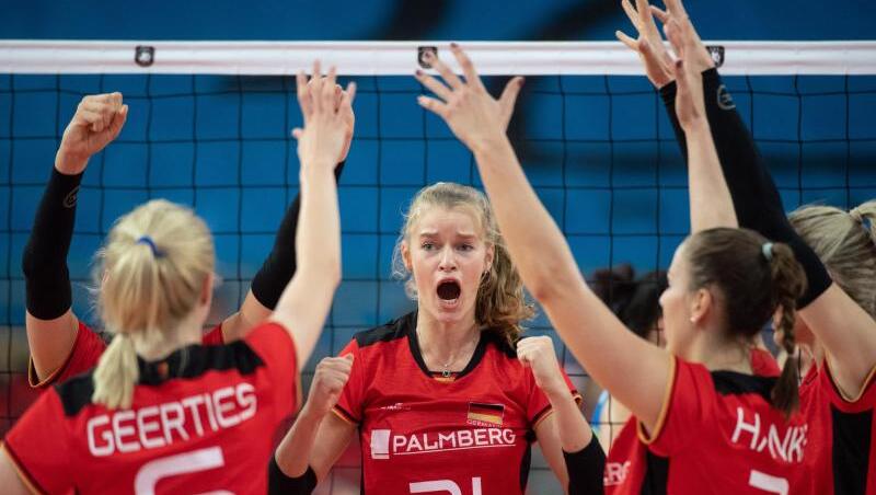 Die deutschen Nationalspielerinnen feiern einen gewonnenen Punkt. Die deutschen Nationalspielerinnen feiern einen gewonnenen Punkt.
