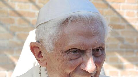 Joseph Ratzinger sitzt vor dem Kloster Mater Ecclesiae in den Vatikanischen Gärten. Foto: Lena Klimkeit/dpa/Archivbild