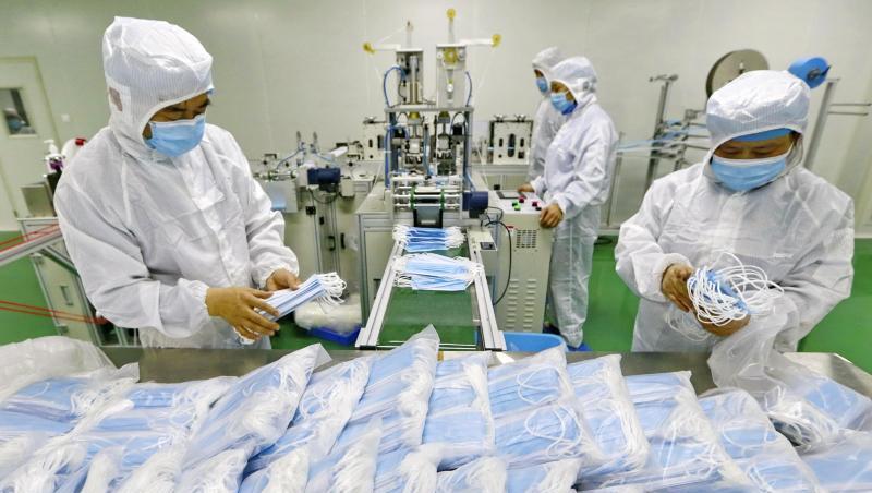Arbeiter verpacken Schutzmasken: Die Zahl neuer Infektionen ist in China erneut gestiegen. Arbeiter verpacken Schutzmasken: Die Zahl neuer Infektionen ist in China erneut gestiegen.