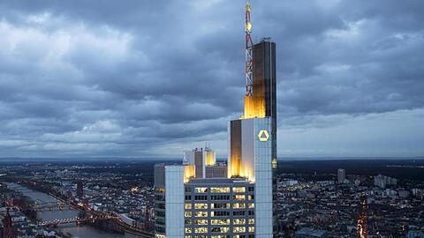 Dank geringerer Steuern hat die Commerzbank einen Gewinneinbruch im zweiten Quartal verhindert.
