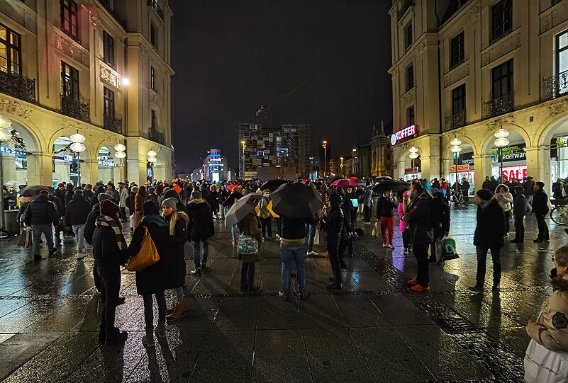 Am Stachus machte sich ein Zug aus mehreren Hundert Menschen über die Sonnenstraße zum Sendlinger Tor auf den Weg.